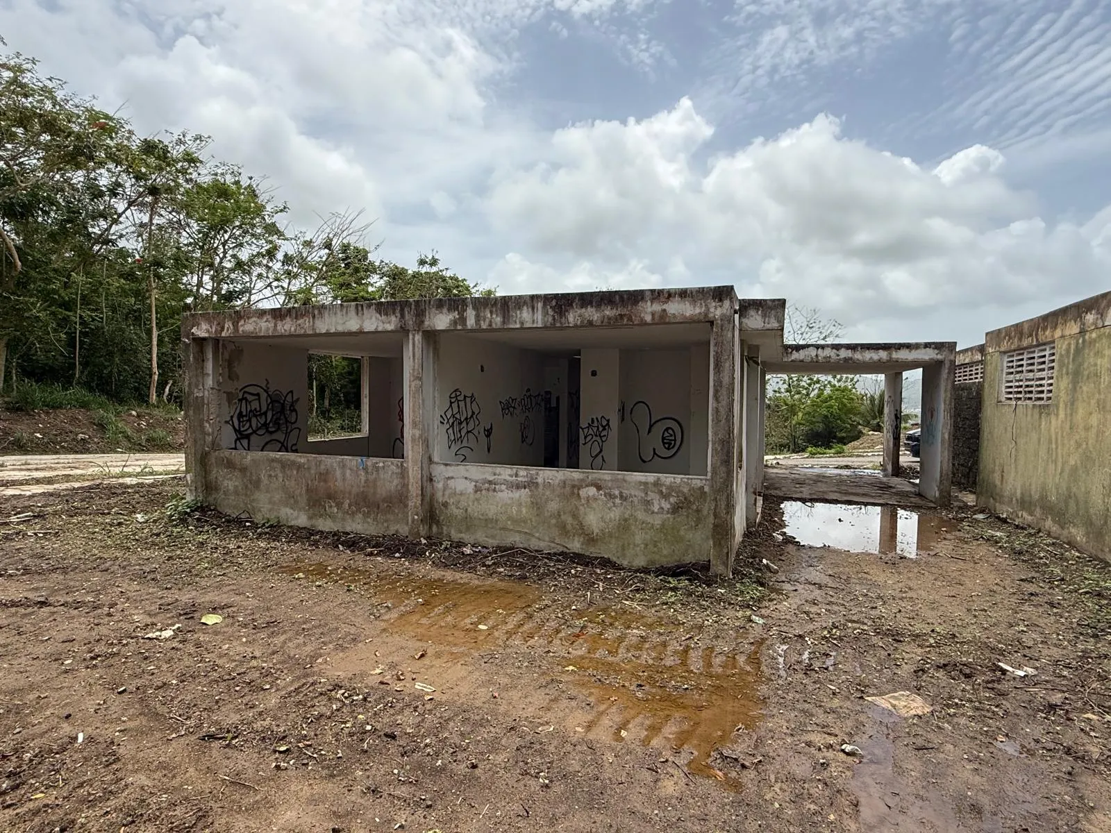 Fachada de una estructura residencial antes de sus acabados